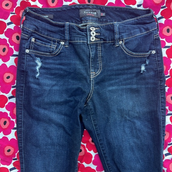 👖Torrid Premium Blue Denim Mid Rise Stretchy Distressed Jegging👖 - Picture 5 of 16